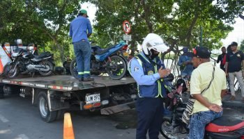 Sancionan ley que pondría fin al “negocio” de las grúas y parqueaderos de motos