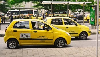El noble gesto de un taxista colombiano: devolvió $10 millones que un pasajero dejó olvidado en su carro