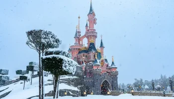 ¡Disneyland París bajo cero! La nieve convierte el parque en un cuento de hadas