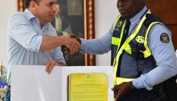 Agente de tránsito, víctima de insultos racistas, fue condecorado por el alcalde de Cali
