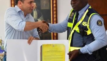 Agente de tránsito, víctima de insultos racistas, fue condecorado por el alcalde de Cali