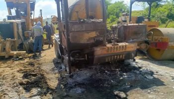 Cuatro encapuchados queman maquinaria usada en la reparación de la vía Villanueva-Arjona