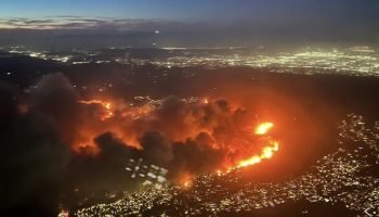 Impactantes imágenes del incendio en Los Ángeles: hombre graba cuando lo rodea el fuego