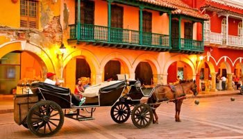 Una tradición ¿a punto de cambiar? Así nacieron los paseos en coche en el Centro Histórico de Cartagena