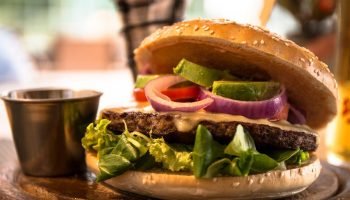 Restaurantes eliminan la cebolla de sus menús por bacteria 