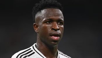 Hincha racista recibe un año de prisión y tres sin entrar a estadios por insultos a Vinicius Jr