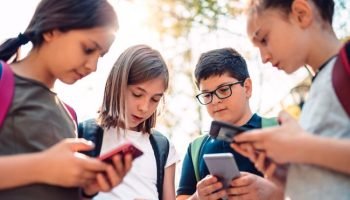 Aprueban proyecto para que menores de 14 años no tengan acceso a redes sociales sin permiso de sus padres