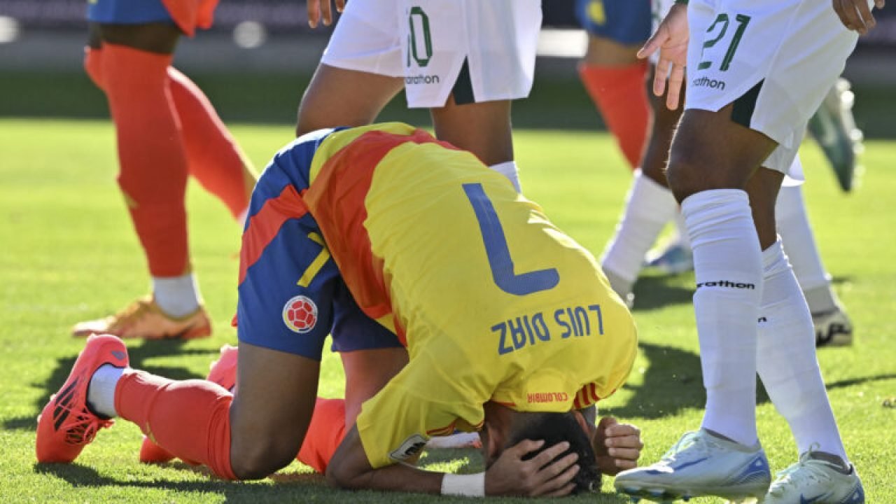 Colombia's forward Luis Diaz grabs his head on the ground during the 2026 FIFA World Cup South American qualifiers football match between Bolivia and Colombia, at the Municipal stadium in El Alto, Bolivia on October 10, 2024. (Photo by AIZAR RALDES / AFP)