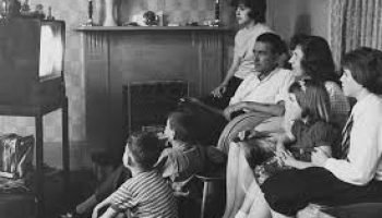 Cuando tener televisión en Colombia era «un lujo»: así se reunían los vecinos en una casa a ver novelas por la noche