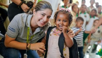 Cementera Argos visita comunidad de Arroyohondo y regala kits escolares a 50 niños