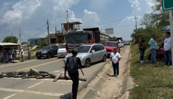 Bloqueo en Loma de Arena motiva compromisos: Alcalde Arnaldo Beltrán anuncia inversiones en agua, salud y vías