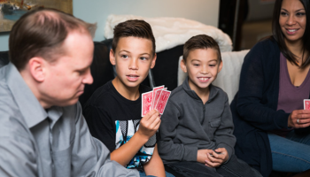 Formas modernas de compartir tiempo en familia: tecnología, juegos y actividades offline