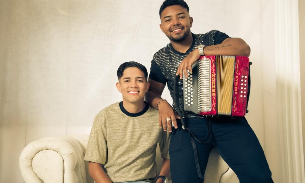 Diego Muñoz y Owen Stiwar presentan “La Esencia”, un DVD en vivo que resalta las raíces del vallenato