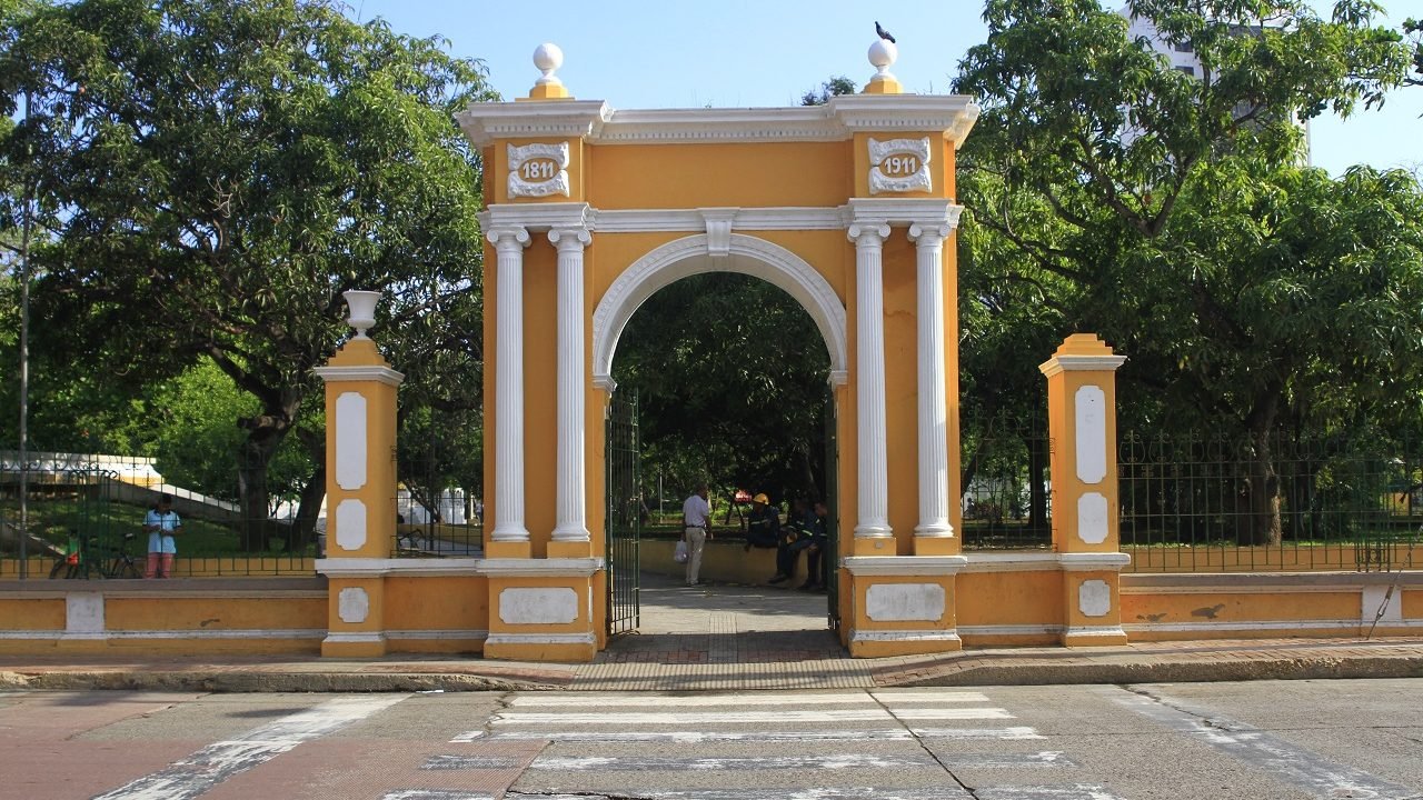 Puertas del Parque centenario que no tienen  las esculturas empotradas en la parte superior