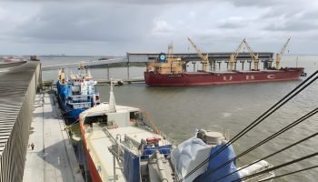 Argos marca un hito al cargar tres barcos de cemento de forma simultánea en Cartagena