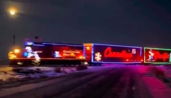 ¡Qué bonito! Tren canadiense se «disfraza» de la Navidad y exhibe espectáculo de colores