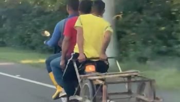 Imprudencia vial: tres hombres arriesgan su vida en una moto, sin cascos y con una carretilla