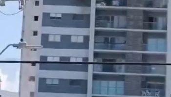 Incendio en Pie de La Popa provocado por una vela, consumió tres cuartos y dejó una persona con quemaduras