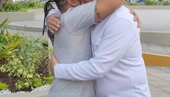 Alcalde Dumek sorprende a una pareja que perdió su moto en un asalto y les regala una cero kilómetros