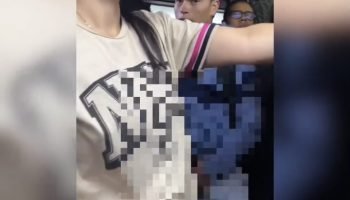 Graban a un hombre tocando sus partes cerca de varias mujeres en el Transmilenio