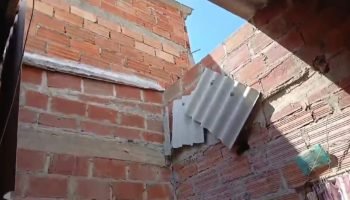 Policía cayó en la cama de una mujer tras persecución en un techo