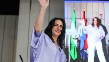 “Petro es disfuncional, la cabeza no la tiene normal y es un peligro para la sociedad”: senadora Cabal