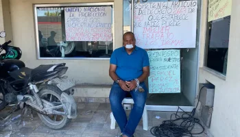 ‘La huelga la mantendré hasta que definan mi situación’: vigilante protesta encadenado en Cartagena tras su despido