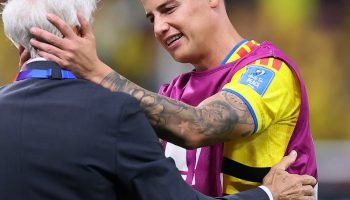 Un maestro orgulloso: el abrazo paternal de Pékerman con James y Juanfer tras la clasificación y victoria de Colombia