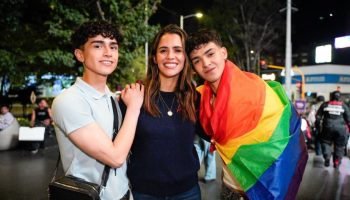Así fue la besatón frente al centro comercial Andino tras denuncia por presunta discriminación: estos Congresistas asistieron