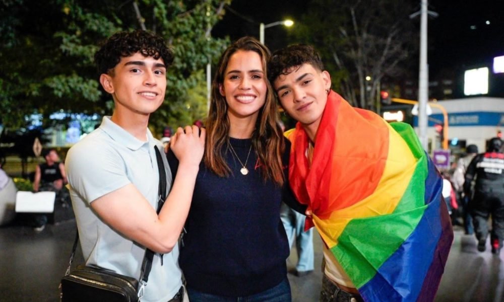 Así fue la besatón frente al centro comercial Andino tras denuncia por presunta discriminación: estos Congresistas asistieron