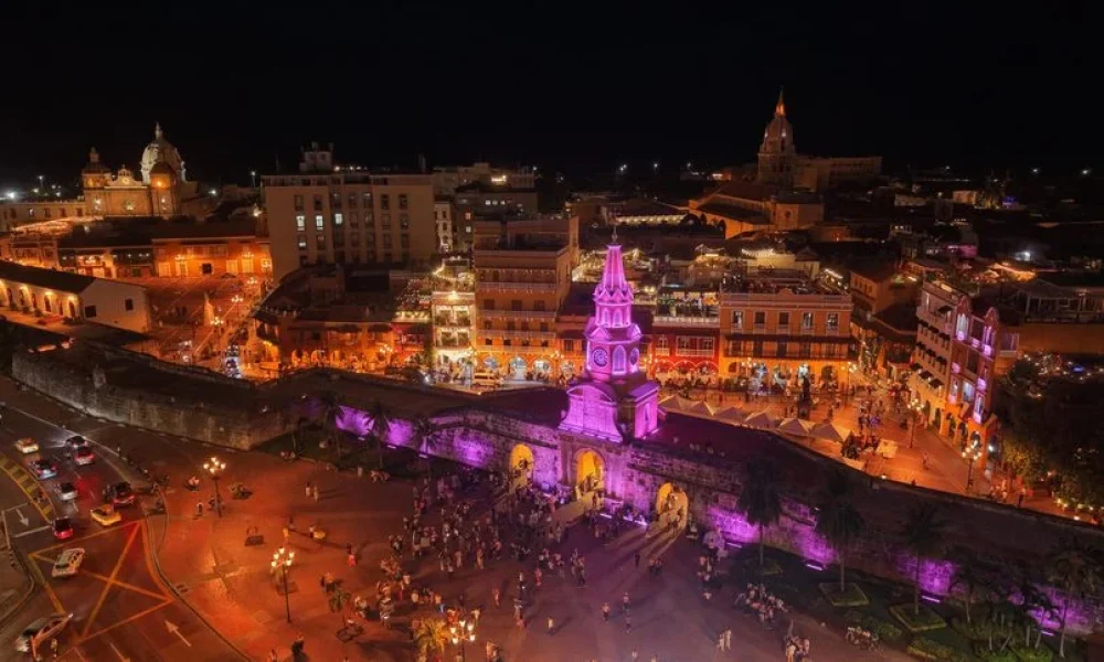 La emblemática torre de reloj se viste de rosa para dar inicio al mes de prevención del cáncer de mama