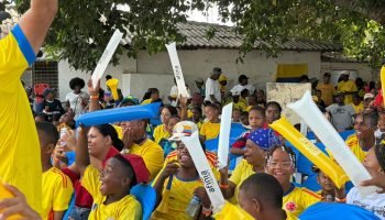 Más de 300 habitantes de Bocachica vibraron con la Tribuna de la Energía de Afinia para apoyar a la Selección Colombia