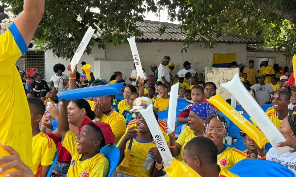 Más de 300 habitantes de Bocachica vibraron con la Tribuna de la Energía de Afinia para apoyar a la Selección Colombia