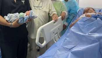 Distrito apadrinará el primer bebé que nació en el hospital del Pozón
