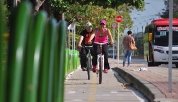 Ciudad en Colombia aplaza Día Sin Carro para que ciudadanos ayuden al medio ambiente yendo al trabajo en bicileta