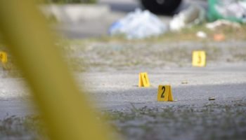 Sicarios asesinaron con dos disparos en el rostro a una mujer mientras iba de camino a su casa