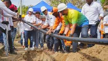 Gobernador Yamil puso el primer tubo para el alcantarillado de SoplaViento