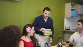 Cartagenero hace historia y lanza el primer juego de mesa de negocios creado en la ciudad