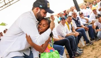 Con ofrenda floral y de la mano de las comunidades, Erasmo Zuleta rindió homenaje a las víctimas del conflicto armado