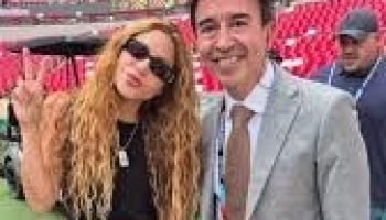 En plena transmisión en vivo periodista argentino dejó su puesto para saludar a Shakira y tomarse una foto