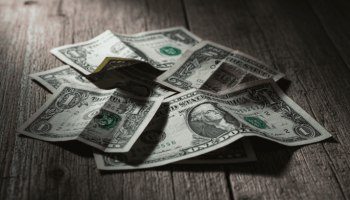Dólar cae al inicio de la semana y se mantiene bajo presiones externas y locales