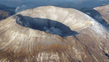 Volcán Puracé pasa a alerta naranja por aumento de actividad sísmica y emisión de ceniza