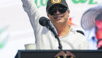 Gustavo Petro responde a suspensión del aumento del salario mínimo y anuncia nuevo decreto transitorio