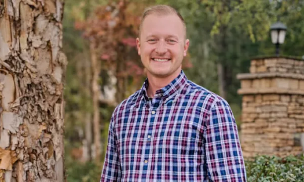 Profesor Jason Hughes murió atropellado tras intentar sorprender a estudiantes que le hacían una broma