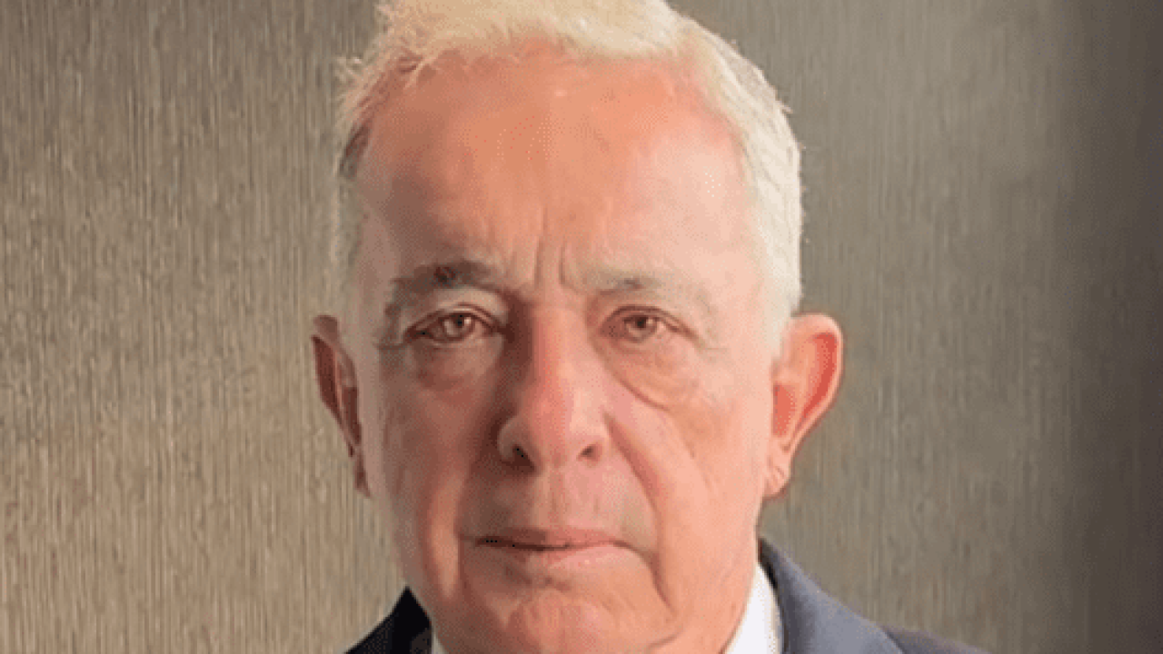 Redes Sociales @alvarouribevelez