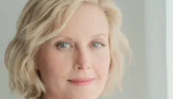 Muere Carrie Anne Fleming, actriz de ‘Supernatural’ e ‘iZombie’, a los 51 años