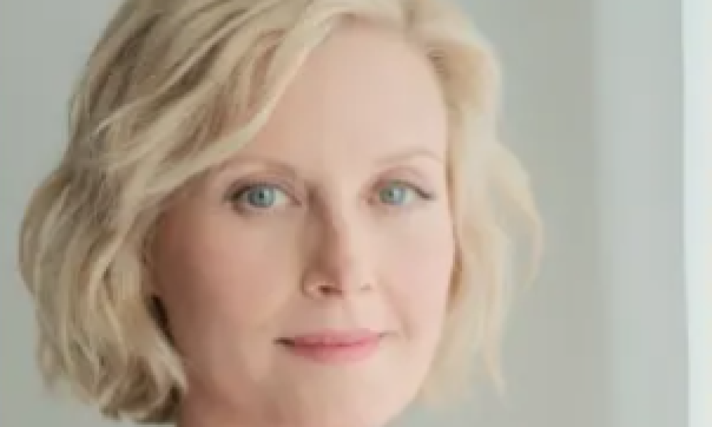 Muere Carrie Anne Fleming, actriz de ‘Supernatural’ e ‘iZombie’, a los 51 años