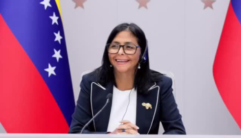 Delcy Rodríguez apuesta por la economía y evita elecciones en Venezuela, según análisis