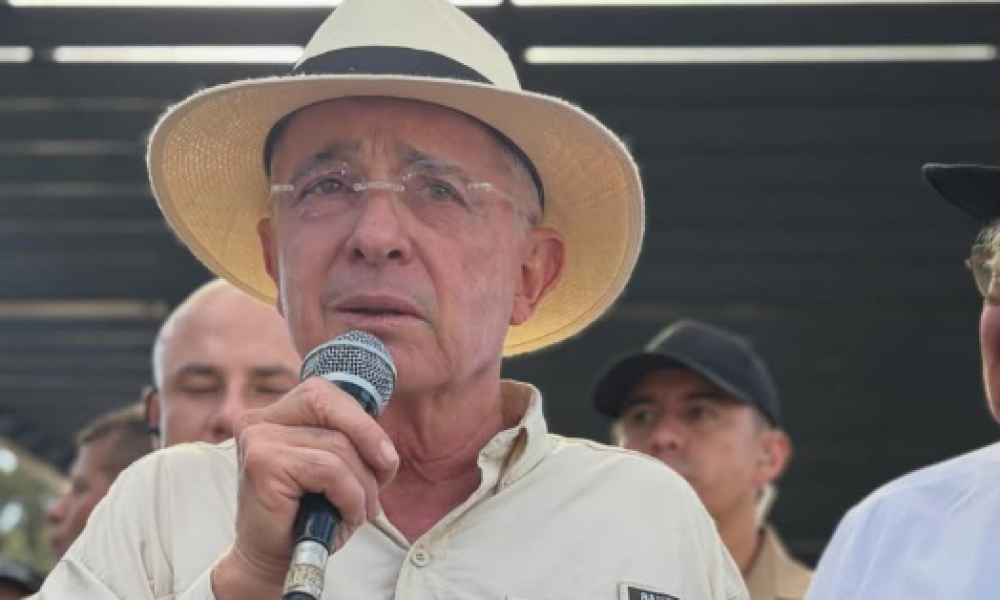 Álvaro Uribe reafirma apoyo a Paloma Valencia y lanza críticas contra Petro y Cepeda