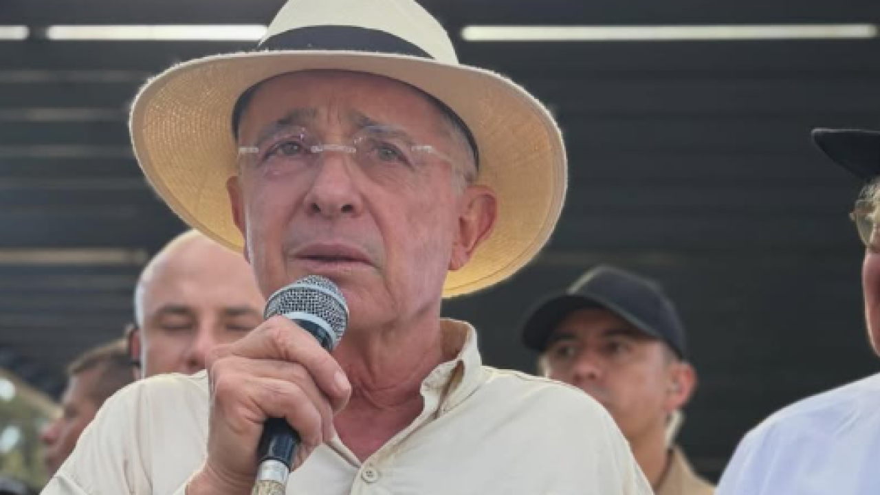 Redes Sociales @alvarouribevelez